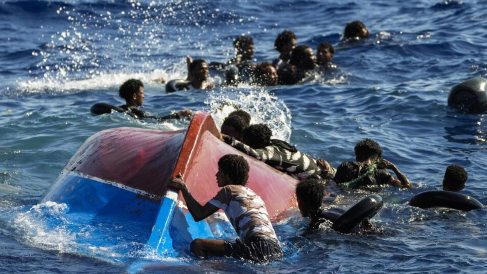 مصرع 4 مهاجرين أثناء محاولتهم عبور القناة من فرنسا إلى بريطانيا