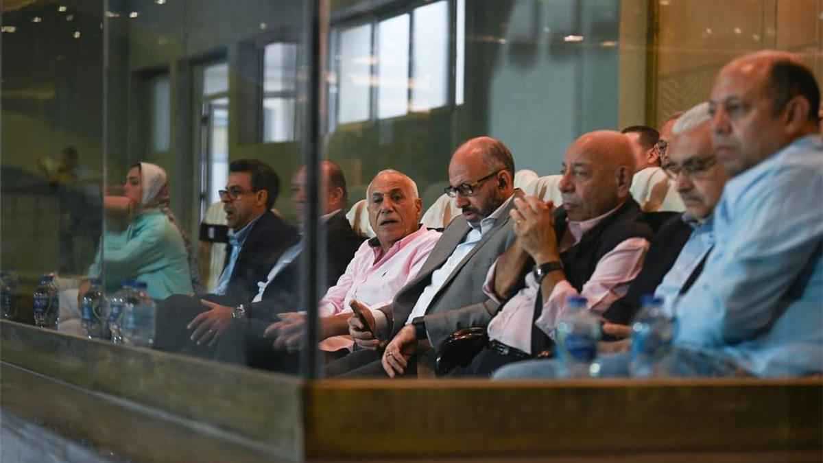 7 أسئلة خطيرة.. مستشار الزمالك يحرج وزير الإسكان