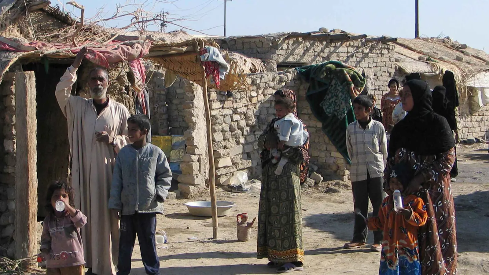 استجاب الصدر للمناشدة.. غجر العراق يطمحون لـ"مكانة اجتماعية" (صور)