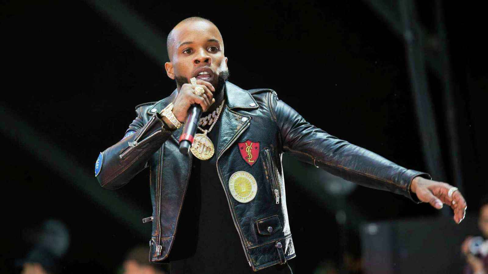 مغني الراب توري لينز يتعرض للطعن في السجن