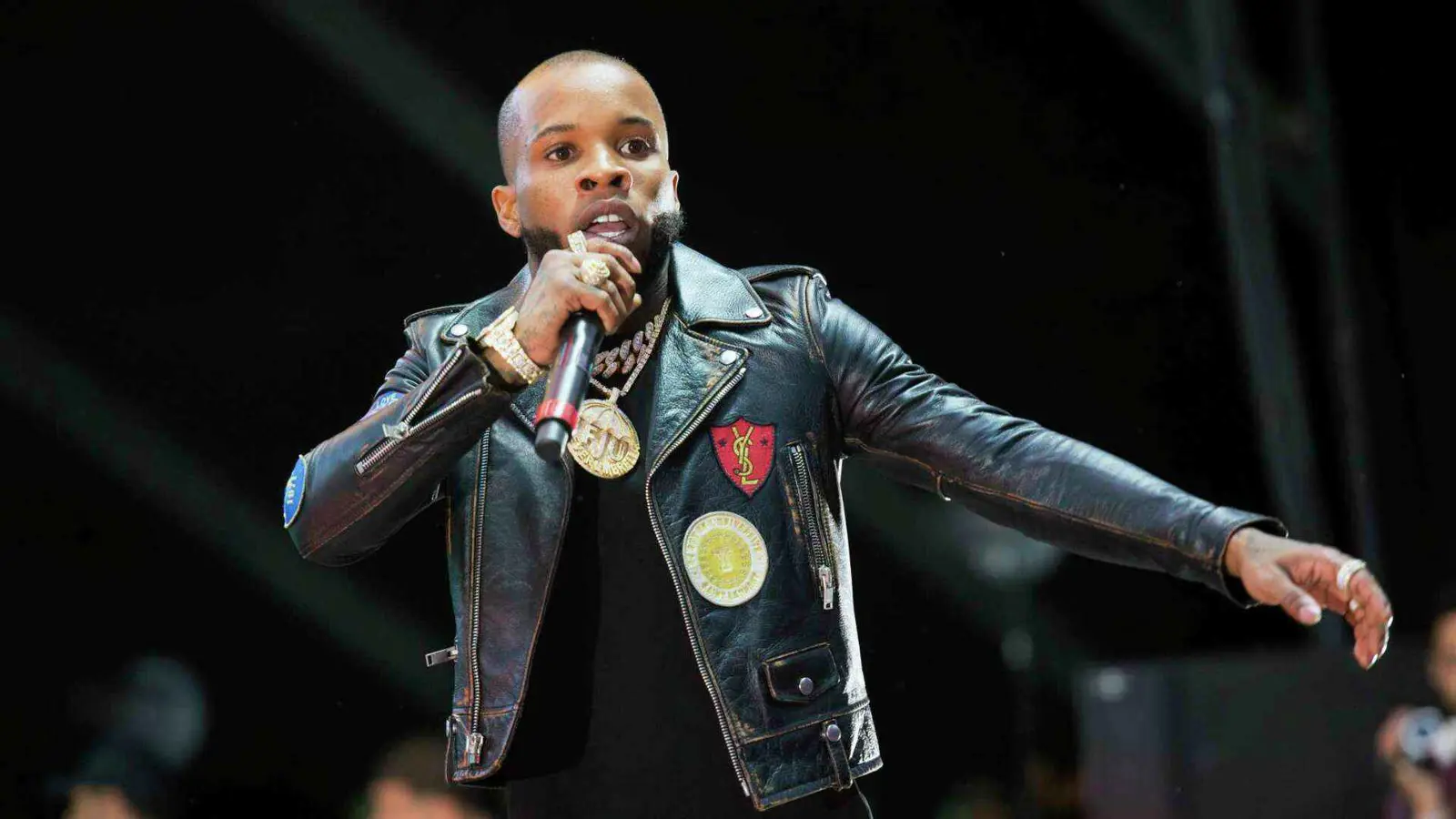 مغني الراب توري لينز يتعرض للطعن في السجن