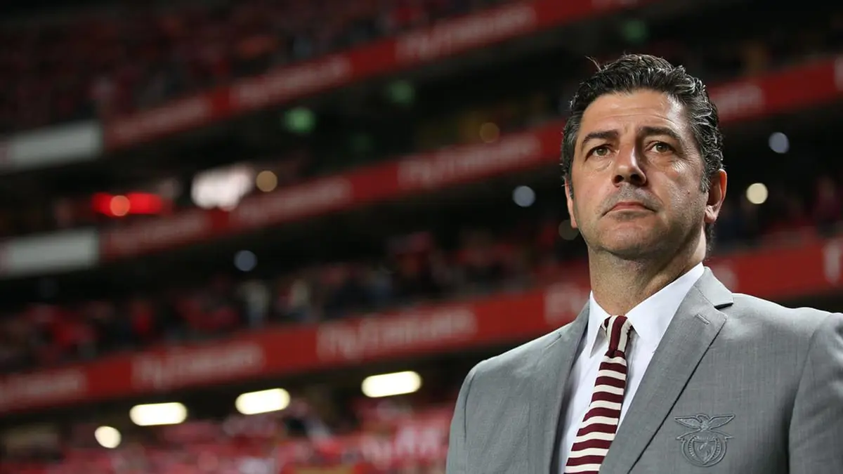 أحمد شوبير يكشف حقيقة تعاقد الأهلي مع روي فيتوريا