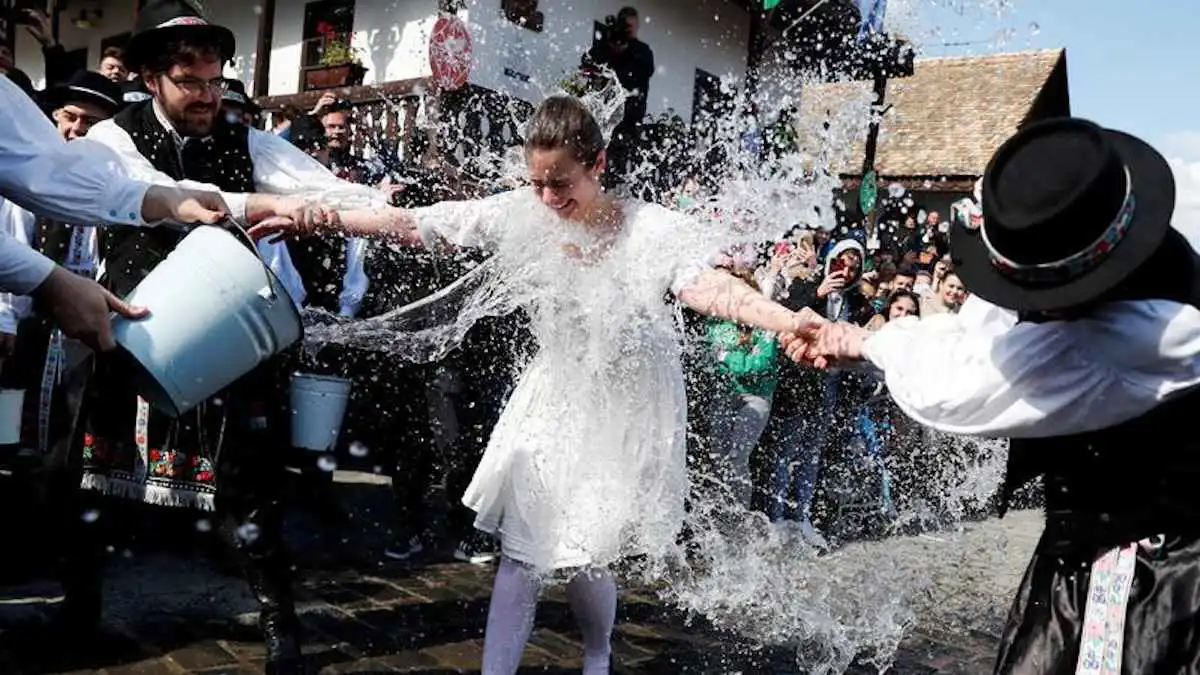 رش النساء بالماء.. أغرب تقليد لاستقبال الفصح في المجر (فيديو)