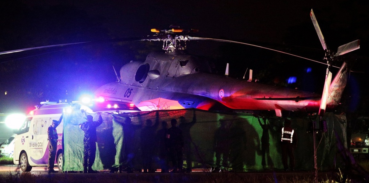 إنقاذ 8 أطفال من داخل الكهف في تايلاند (فيديو)