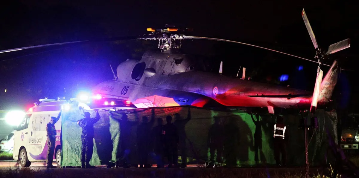 إنقاذ 8 أطفال من داخل الكهف في تايلاند (فيديو)