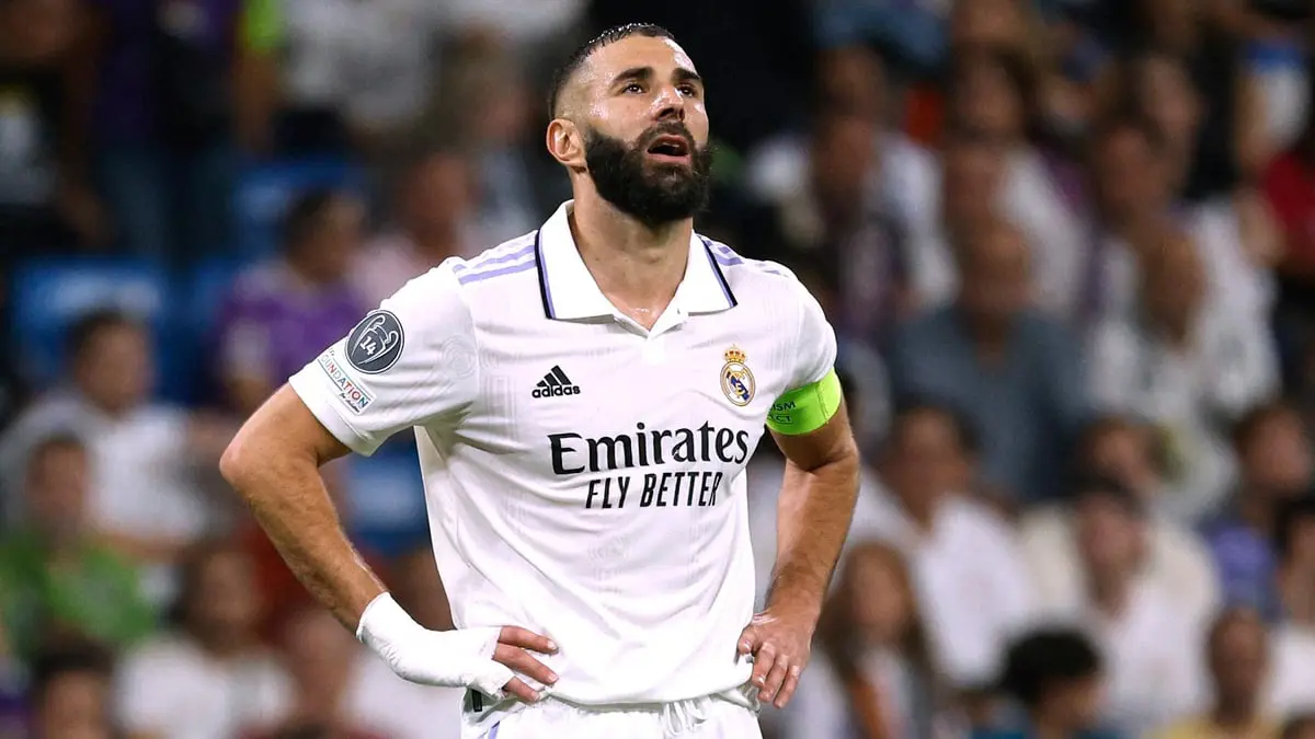 كريم بنزيما يغيب عن تدريبات ريال مدريد وكشف موقفه من اللحاق بمباراة الكلاسيكو