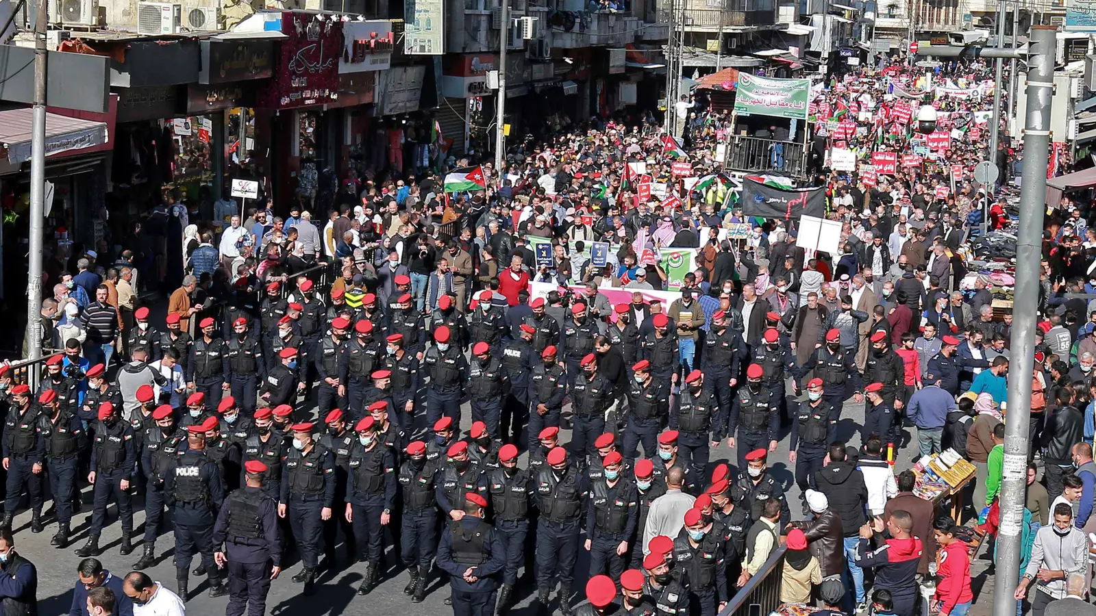 الأردن.. مصدر أمني يوضح سبب توقيف عدد من المشاركين بمسيرات