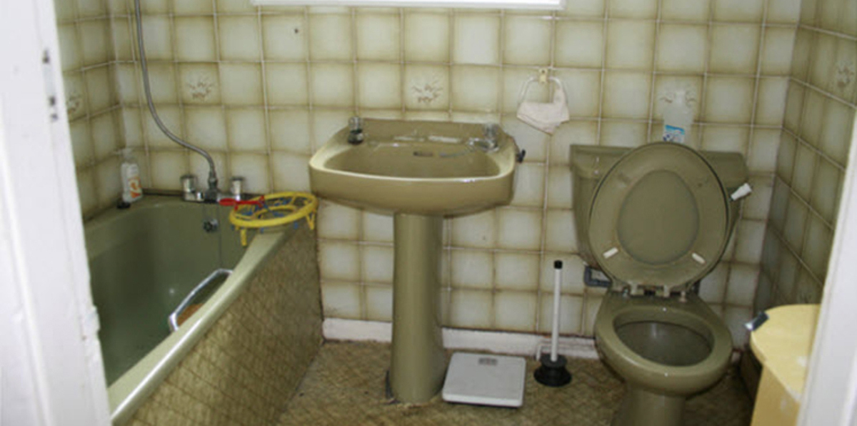 أمريكية تحتجز طفلها في الحمام سنتين