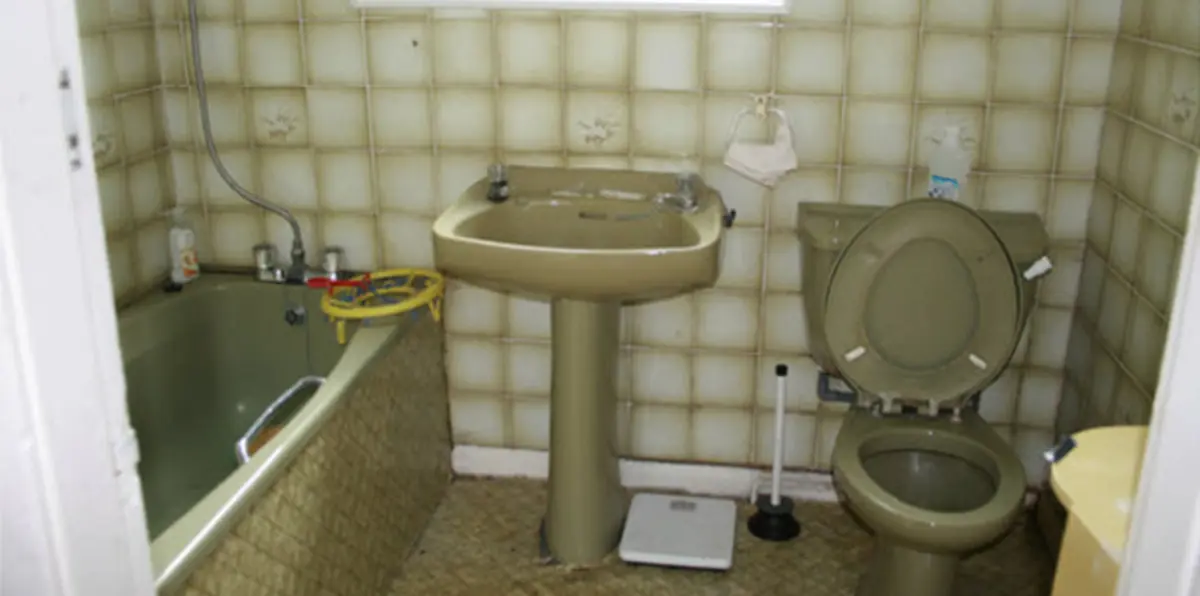 أمريكية تحتجز طفلها في الحمام سنتين