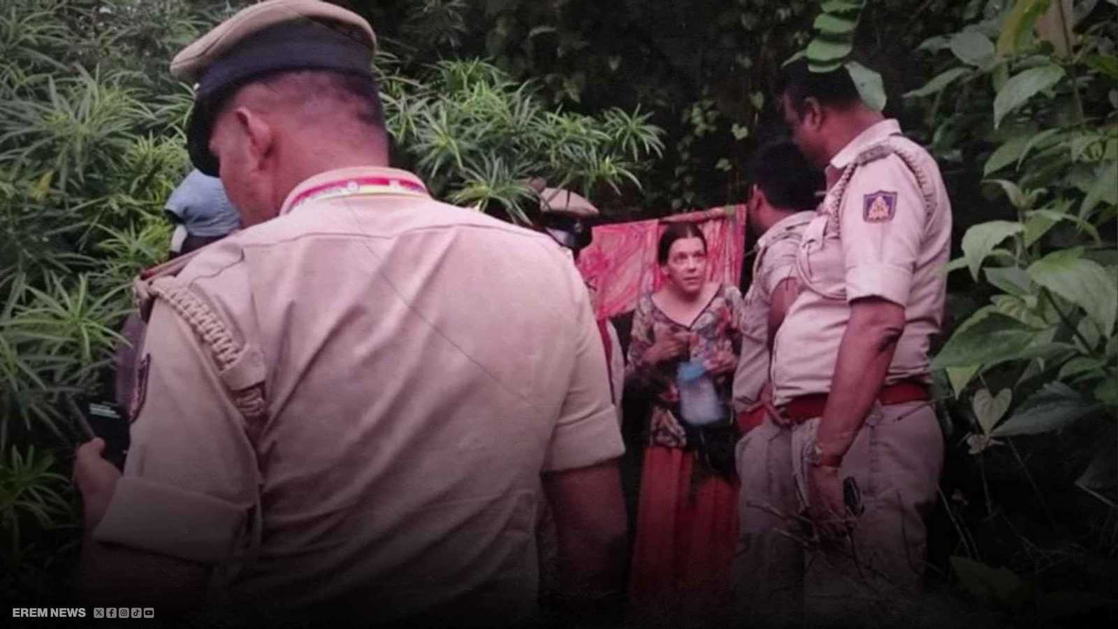 الشرطة الهندية برفقة السيدة الروسية