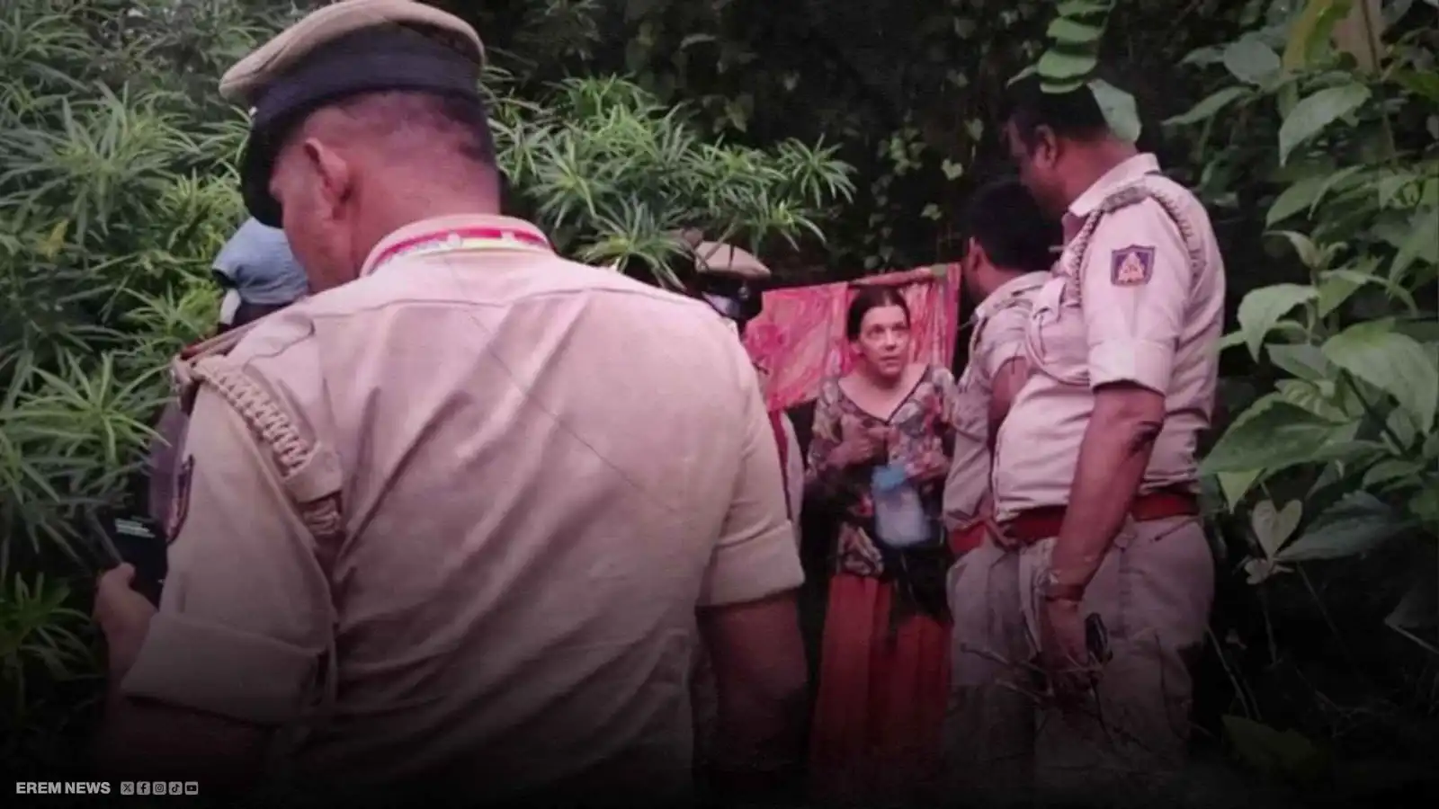 الشرطة الهندية برفقة السيدة الروسية