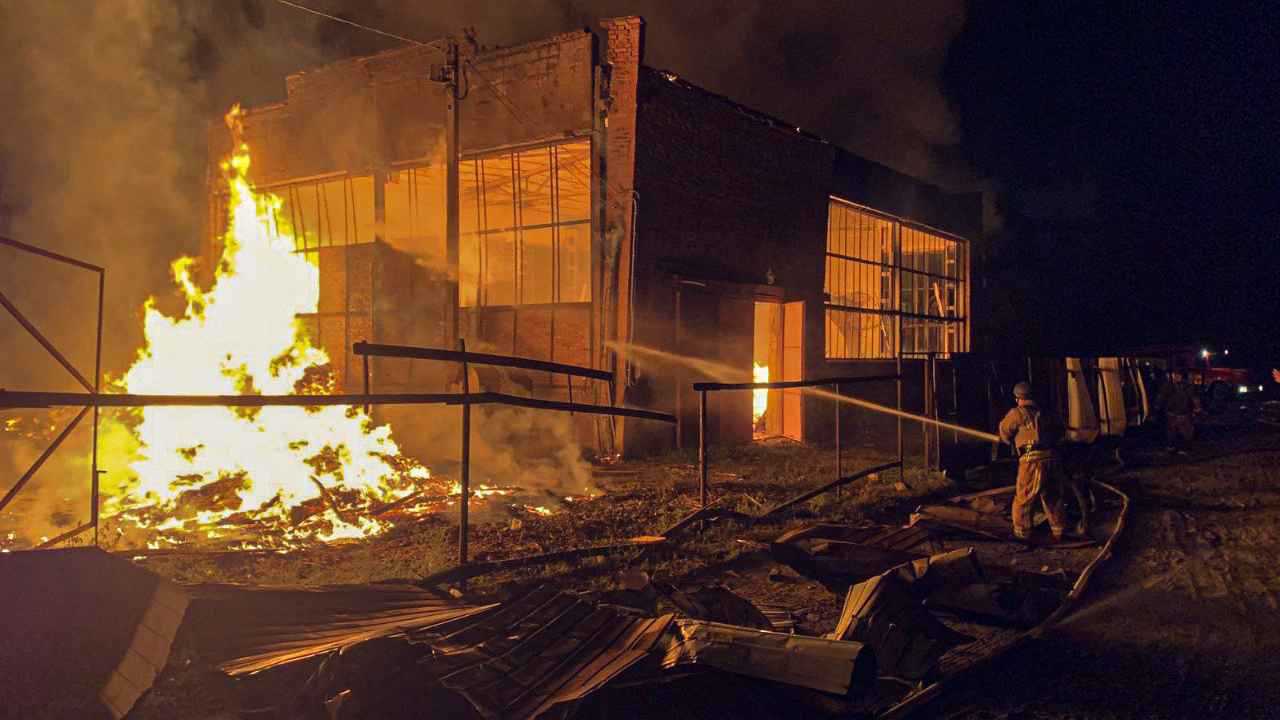 شلل بري وجوي.. حرب المطارات والسكك تشتعل بين روسيا وأوكرانيا (فيديو)