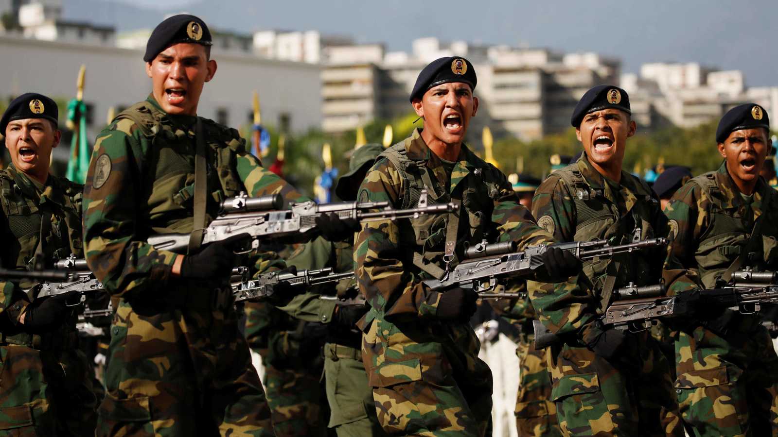 الغزو مستبعد.. هل يراهن ترامب على الجيش الفنزويلي لإسقاط نظام مادورو؟