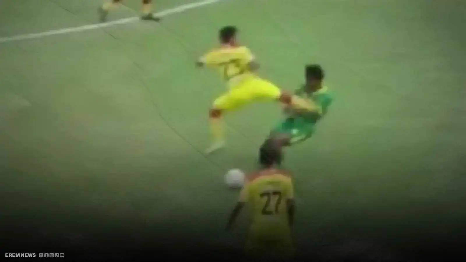 "ركلة مميتة".. تدخل عنيف يكلف لاعبا إيقافا مدى الحياة