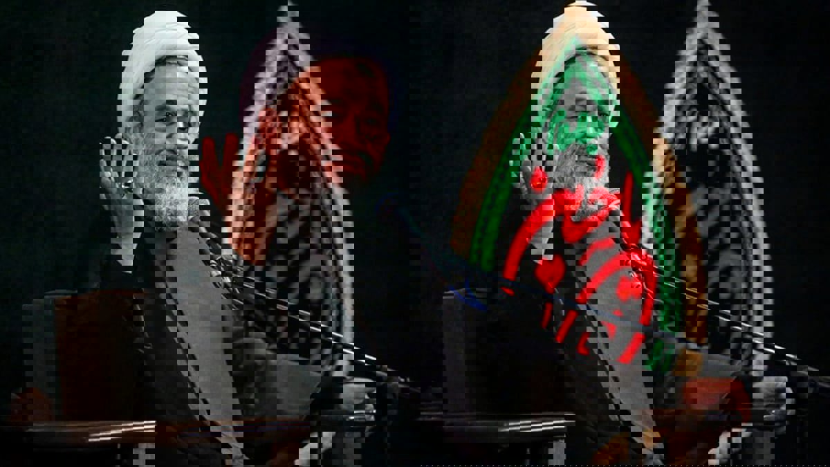 مقرب من خامنئي: الإعجاب بالصفحات الثورية أهم من "تعقيبات الصلاة"