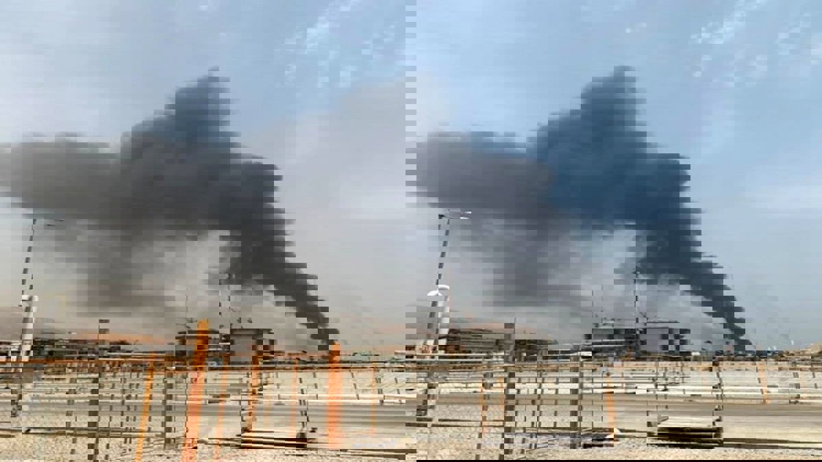 إندلاع حريق كبير في مستودع تابع لشركة البترول الإيرانية (فيديو)