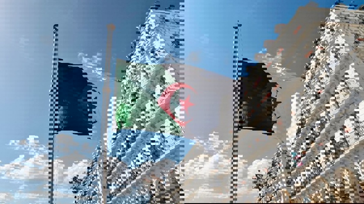 يتقدمهم أويحيى وسلال.. بدء الملاحقة القضائية بحق 12 مسؤولًا جزائريًا من عهد بوتفليقة