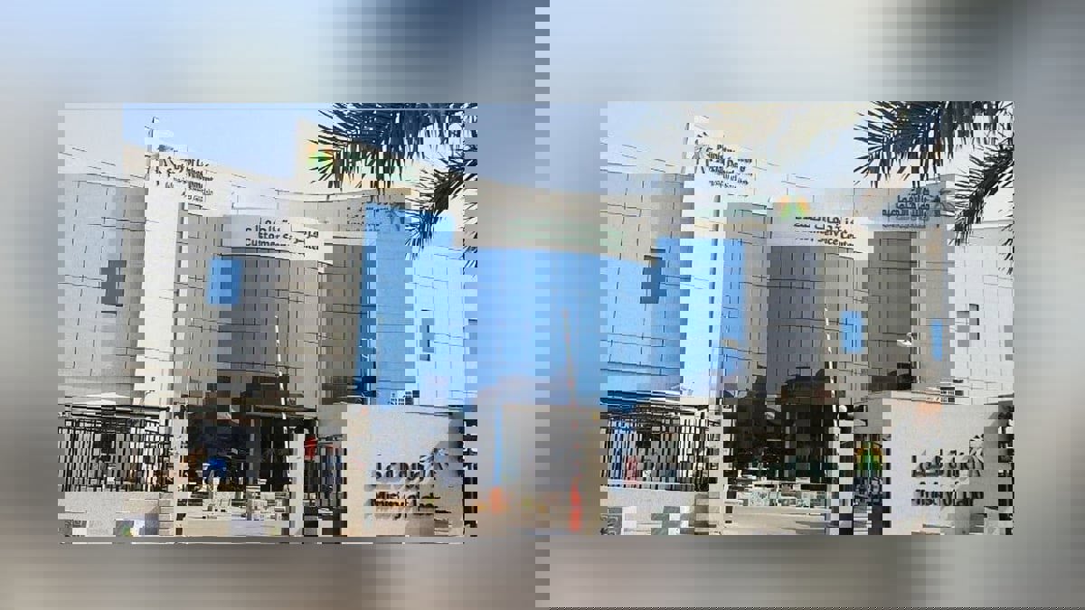 السعودية.. فتح تحقيق بعد أنباء عن فصل جمعية خيرية لسعوديين ورفع راتب وافد