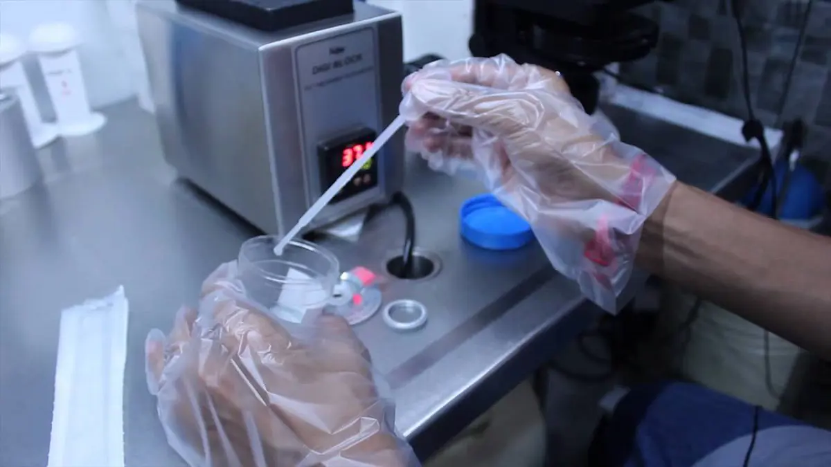 كيف يؤثر تغير لون السائل المنوي على الرجال؟