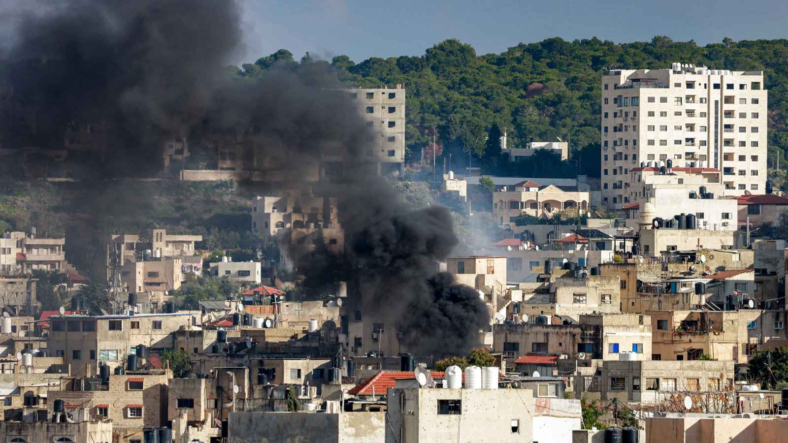 استهدفت "خلايا مسلحة".. الجيش الإسرائيلي يشن 3 غارات جوية على جنين