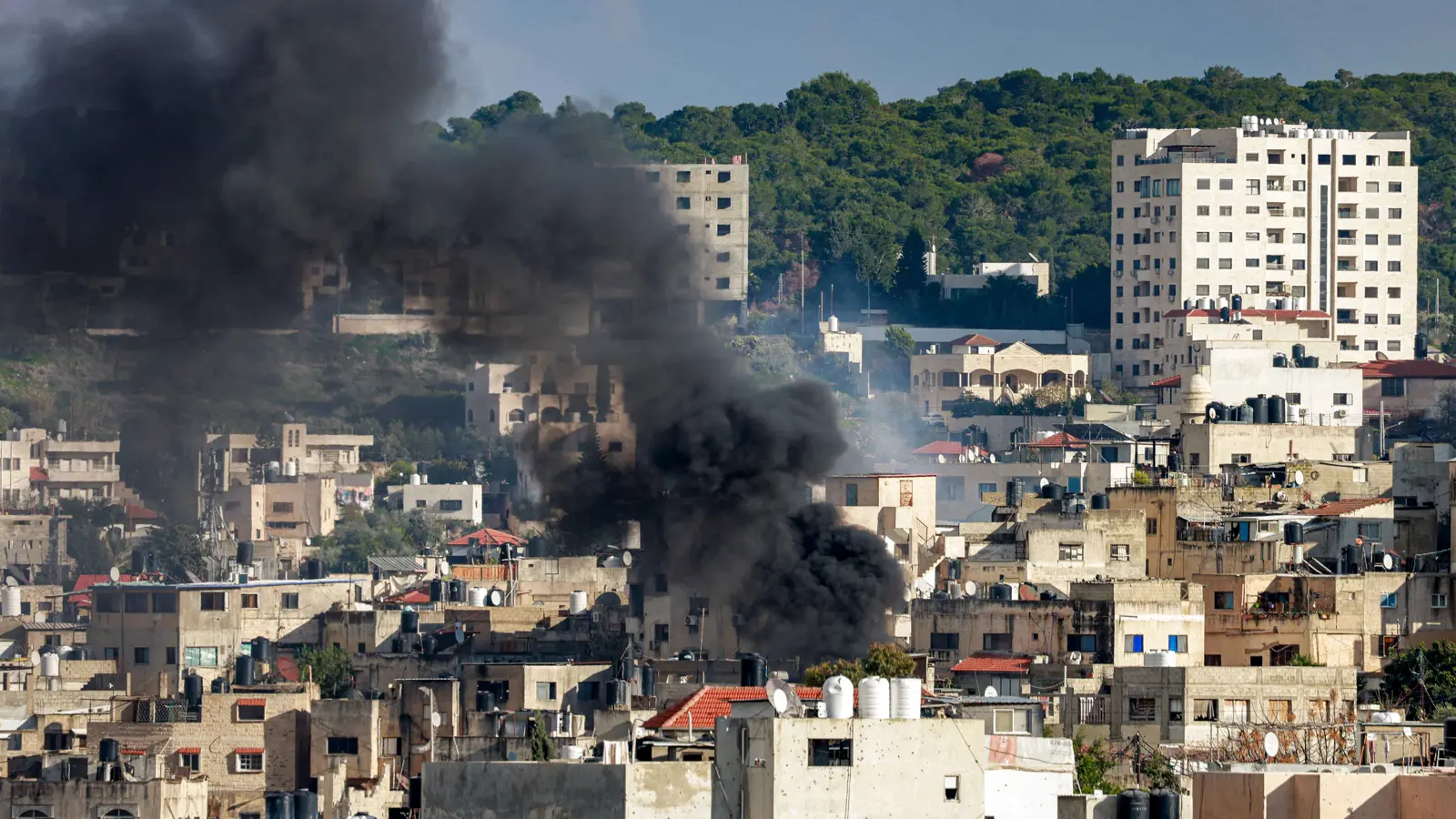 استهدفت "خلايا مسلحة".. الجيش الإسرائيلي يشن 3 غارات جوية على جنين