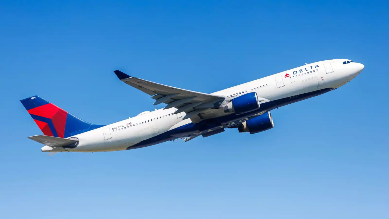 دعوى قضائية ضد شركتي طيران بسبب "بق الفراش" (صور)