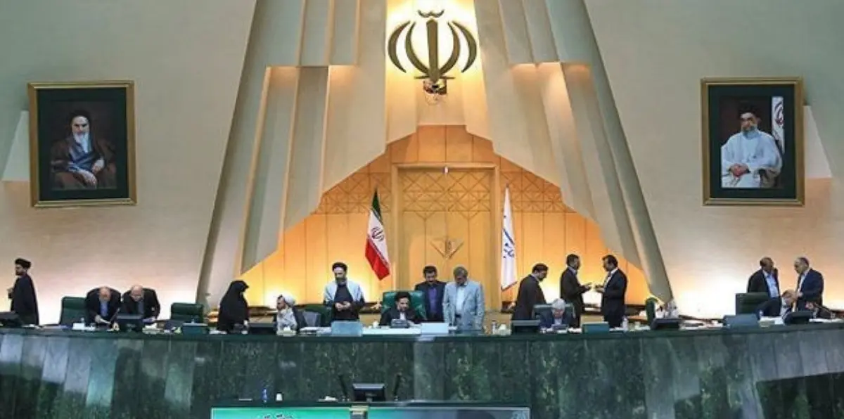 185 نائبًا إيرانيًا يتقدمون بطلب لاستجواب الرئيس حسن روحاني