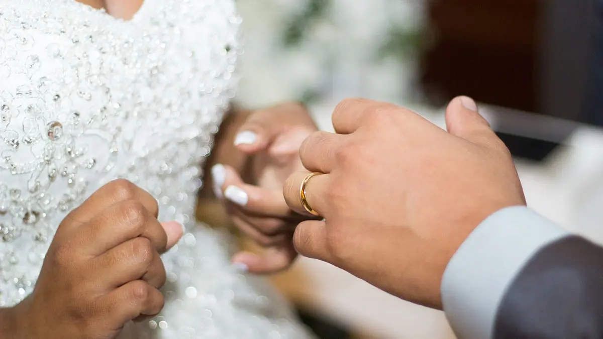 بملابس نومهما.. مصري يطرد عروسه العشرينية في منتصف الليل