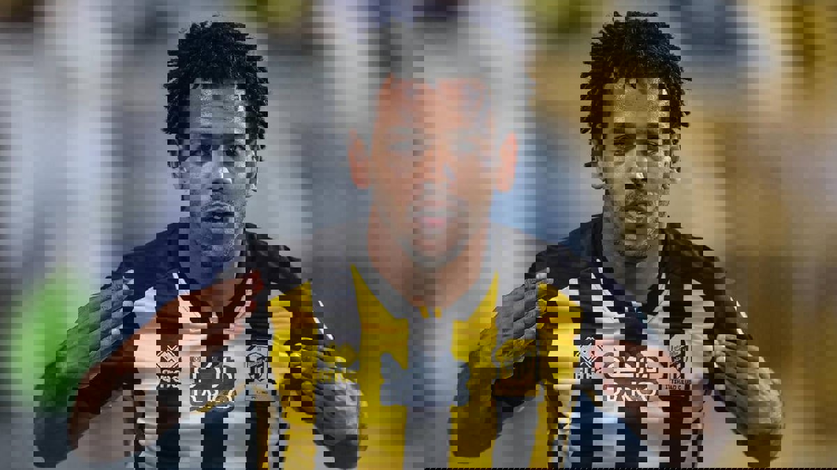 هل تنطبق شروط التجنيس على رومارينيو والمنتخب السعودي؟