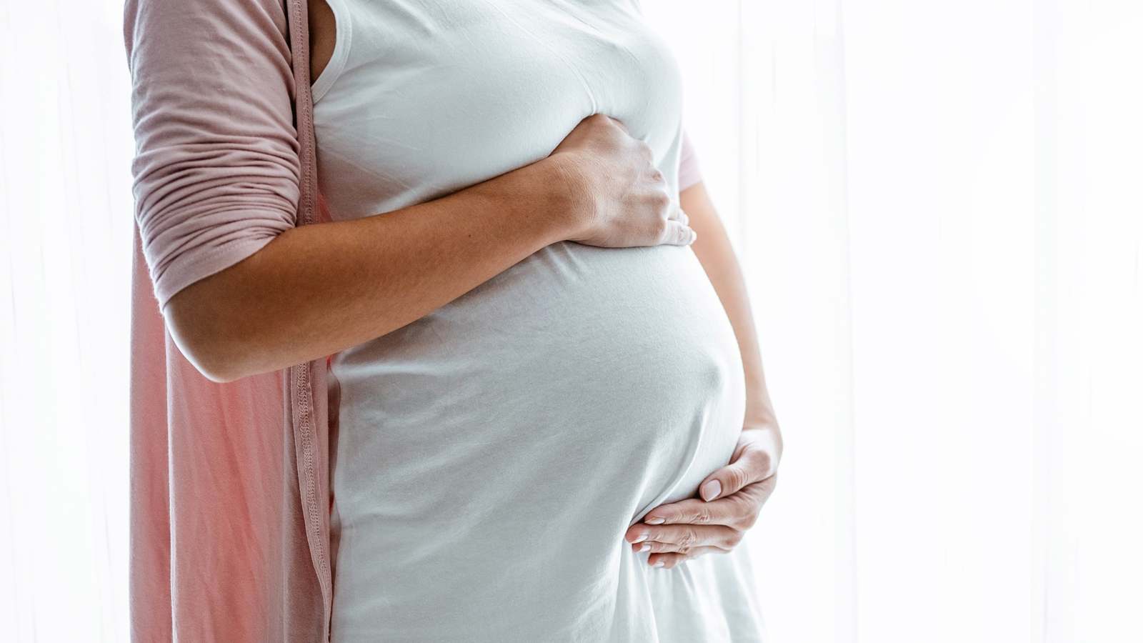 لماذا يتغير شكل سرة البطن أثناء الحمل؟