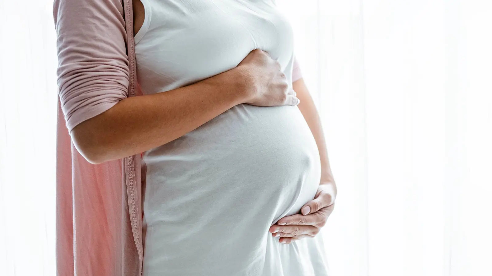 لماذا يتغير شكل سرة البطن أثناء الحمل؟