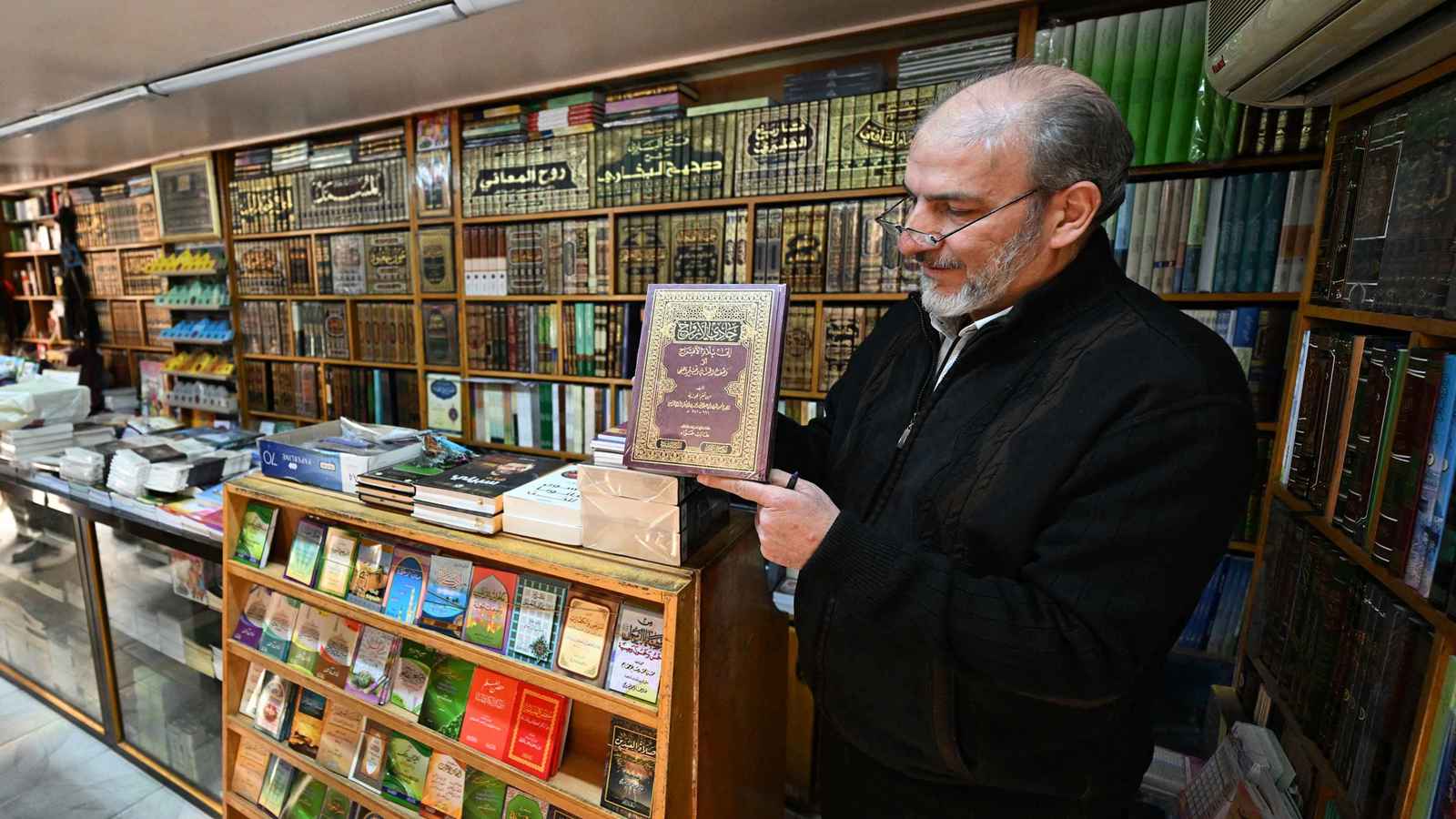 من السرية إلى الواجهة.. كتب محظورة تعود إلى مكتبات دمشق