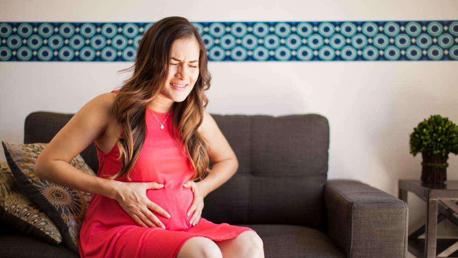 "انقباضات الحمل".. هل يعني أنك بدأت بالمخاض؟