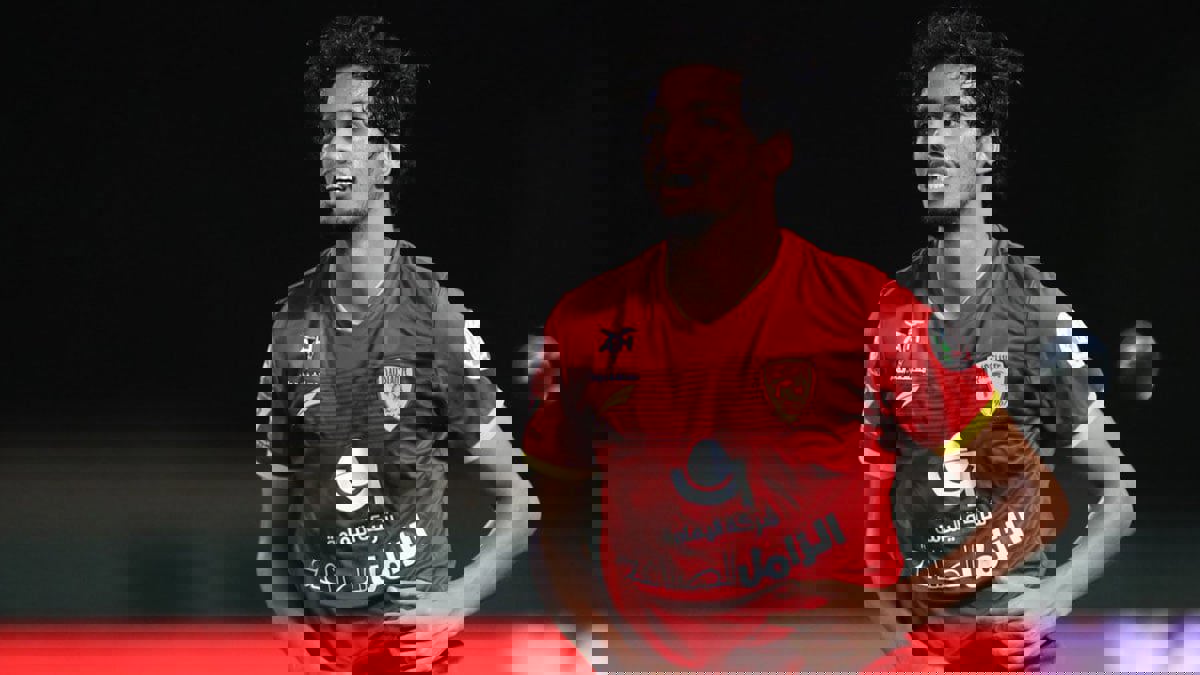 أحمد الزين لاعب الرائد يثير غضب جمهور النادي الأهلي السعودي بندمه على اللعب بـ"الراقي" (فيديو)