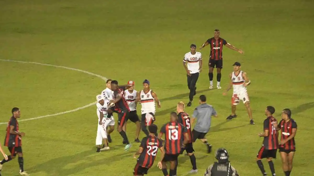 الشرطة تستخدم رذاذ الفلفل ضد لاعبي وجماهير فريق برازيلي داخل أرض الملعب (فيديو)