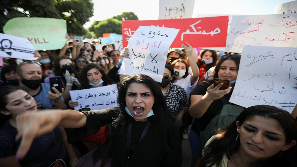 وصفن "المجتمع الأبوي" بالقاتل .. احتجاج نسائي أمام البرلمان يثير جدلا في الأردن (صور وفيديو)