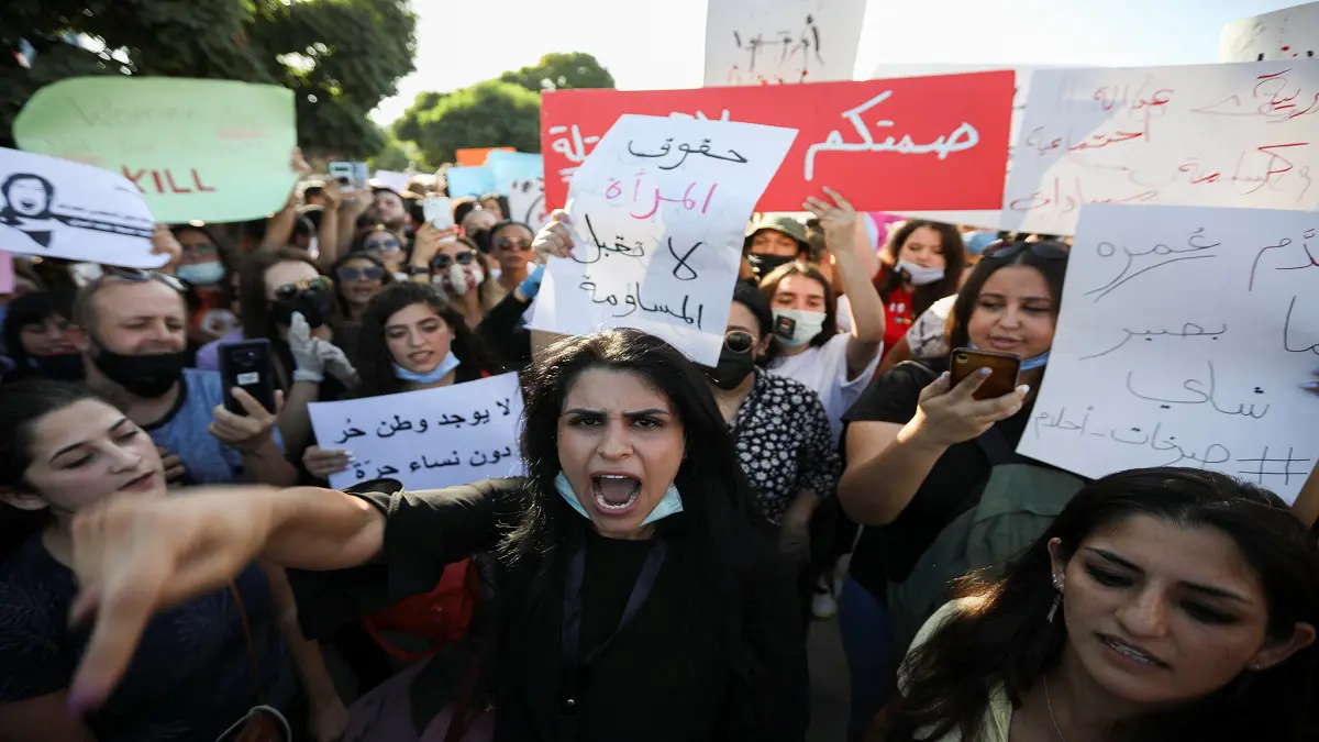 وصفن "المجتمع الأبوي" بالقاتل .. احتجاج نسائي أمام البرلمان يثير جدلا في الأردن (صور وفيديو)