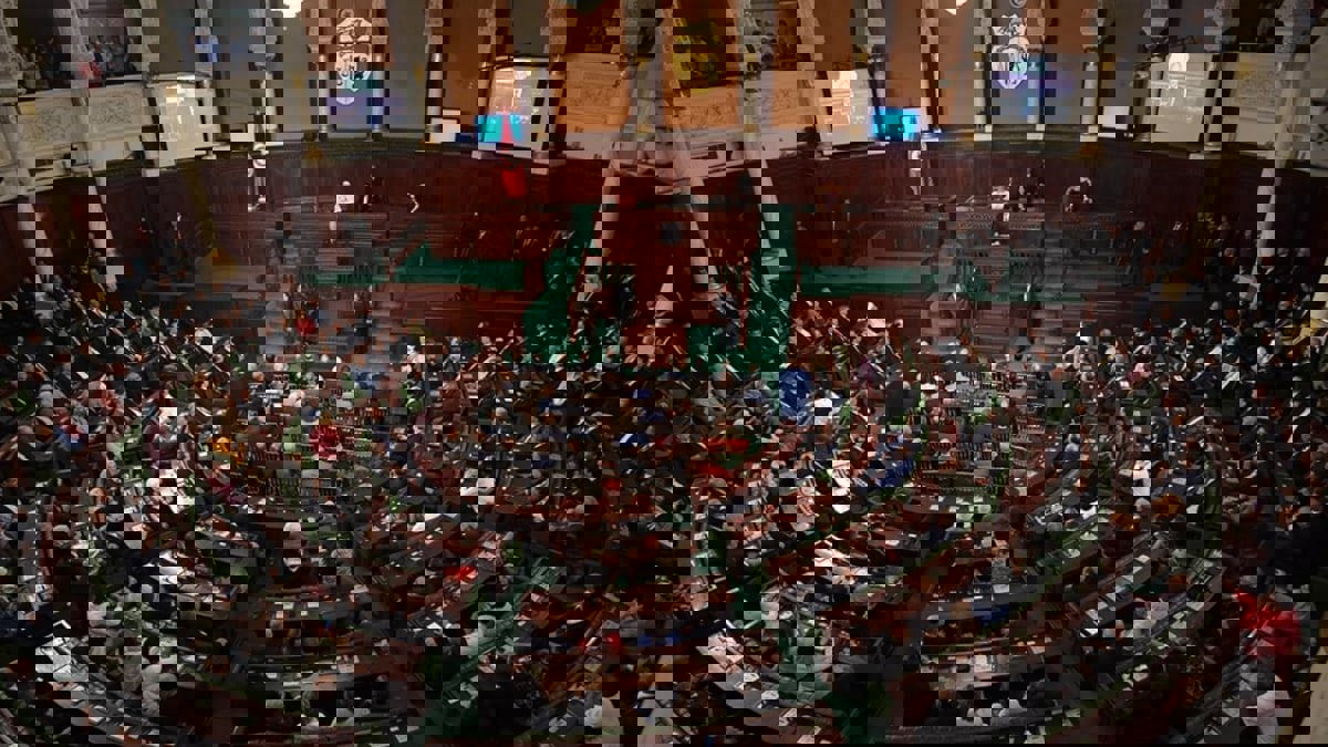 كتل برلمانية تتهاوى وأخرى تتشكل.. هل بدأت "النهضة" تأسيس مشهد سياسي جديد في تونس؟