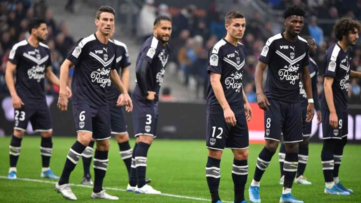 أغرب من الخيال.. فريق فرنسي يتعاقد مع 27 لاعبا في يوم واحد