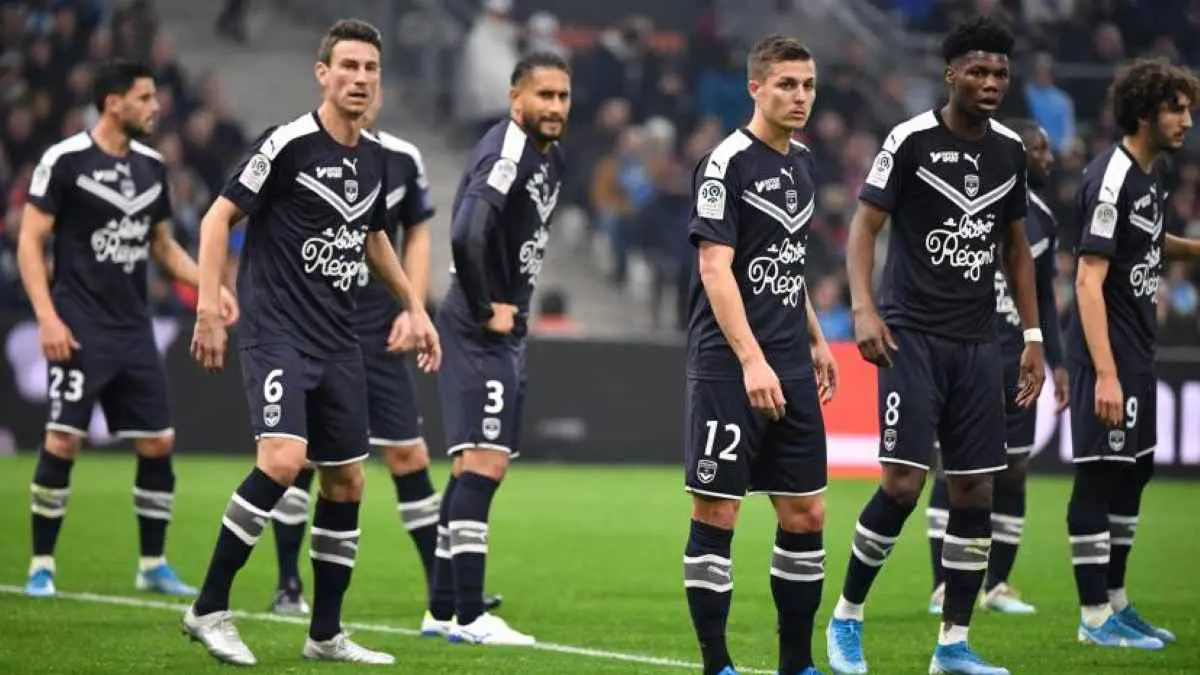 أغرب من الخيال.. فريق فرنسي يتعاقد مع 27 لاعبا في يوم واحد