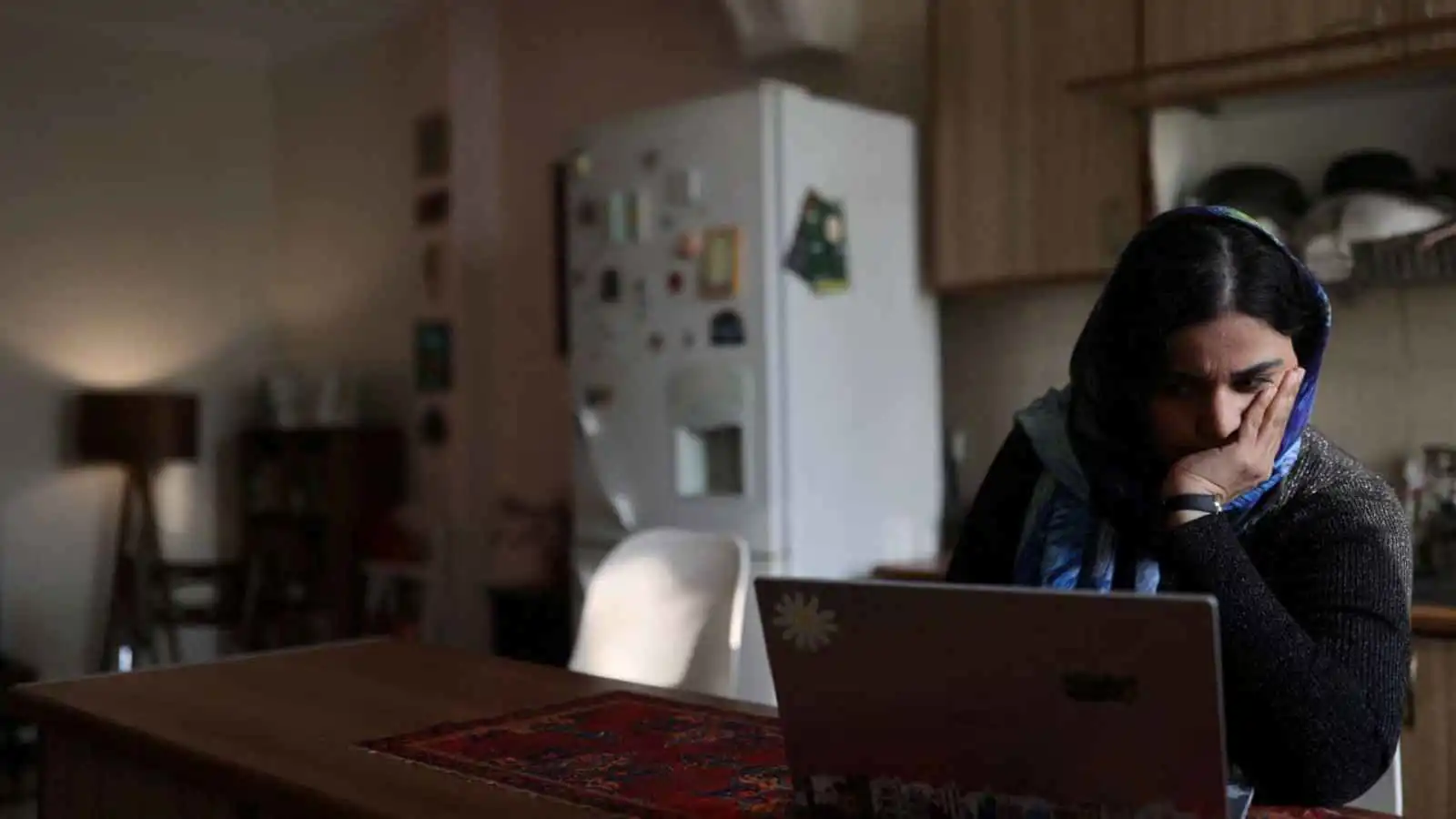 القضاء الإيراني يفتح تحقيقا في شبهات بيع "شرائح بيضاء" للإنترنت