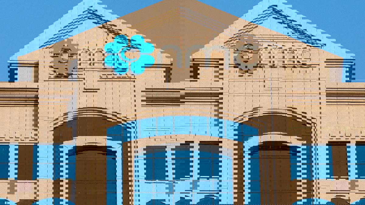 رويترز: بنوك إماراتية قد تضطر لشطب 25% إلى 50% من ديون "إن.إم.سي"