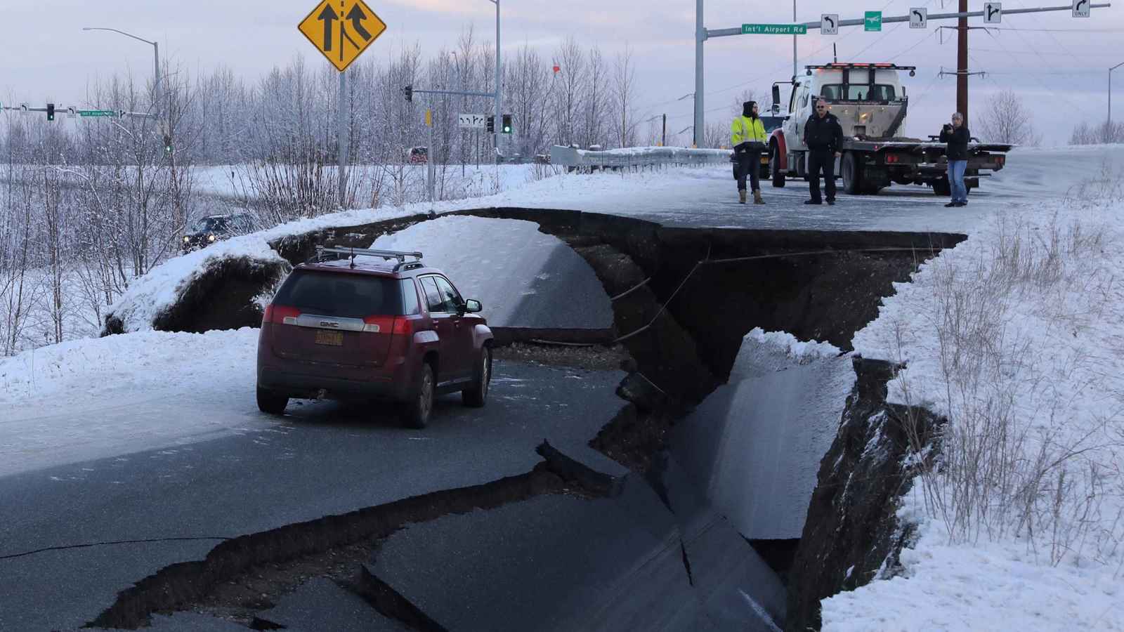 التراجع عن إنذار "تسونامي" بعد زلزال عنيف قبالة ألاسكا