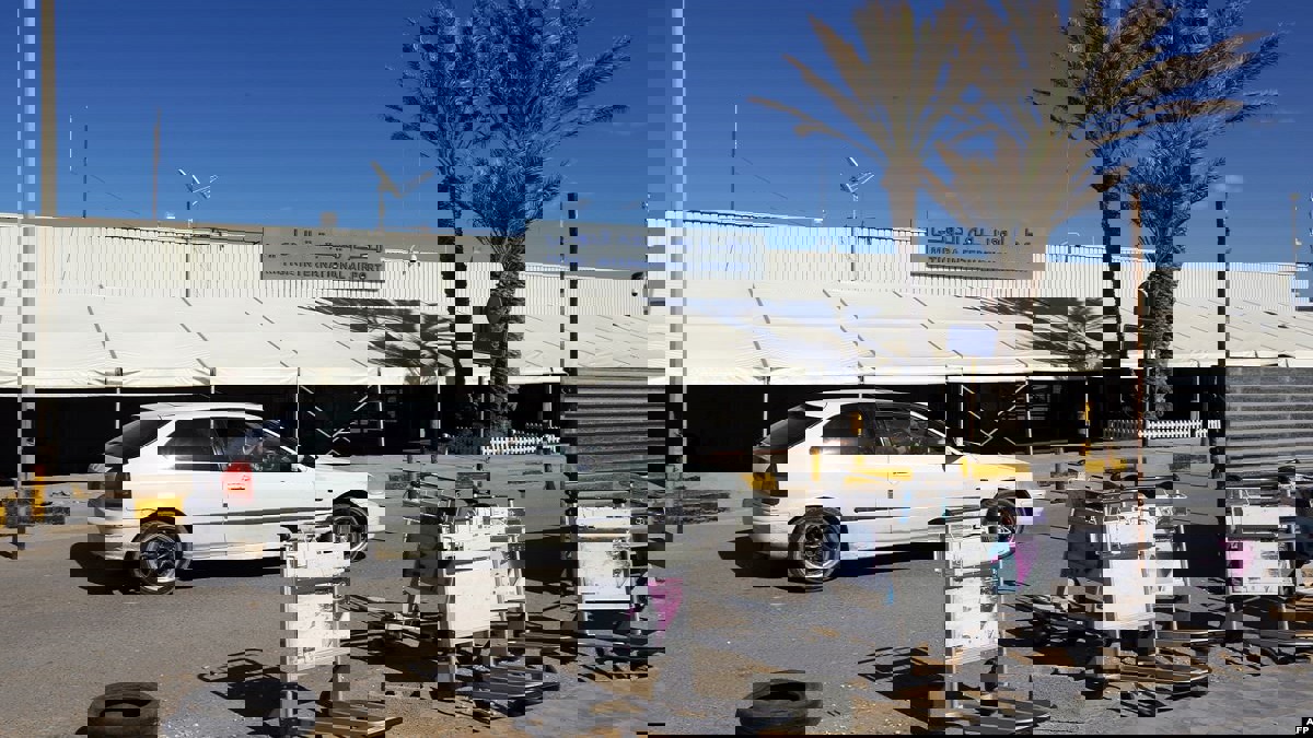 غارة جوية تُوقف الملاحة الجوية بمطار معيتيقة الدولي في طرابلس الليبية