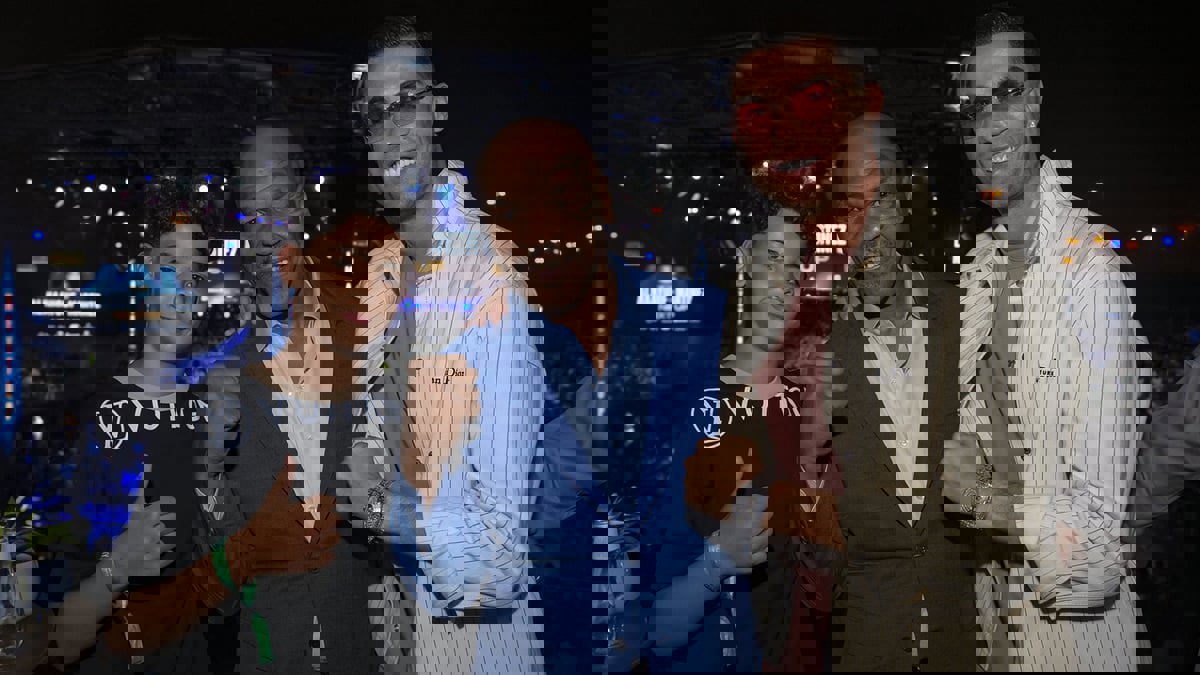 كريستيانو رونالدو يعلم نجله الملاكمة خلال مشاهدة نزال الحقيقة بالدرعية (فيديو)