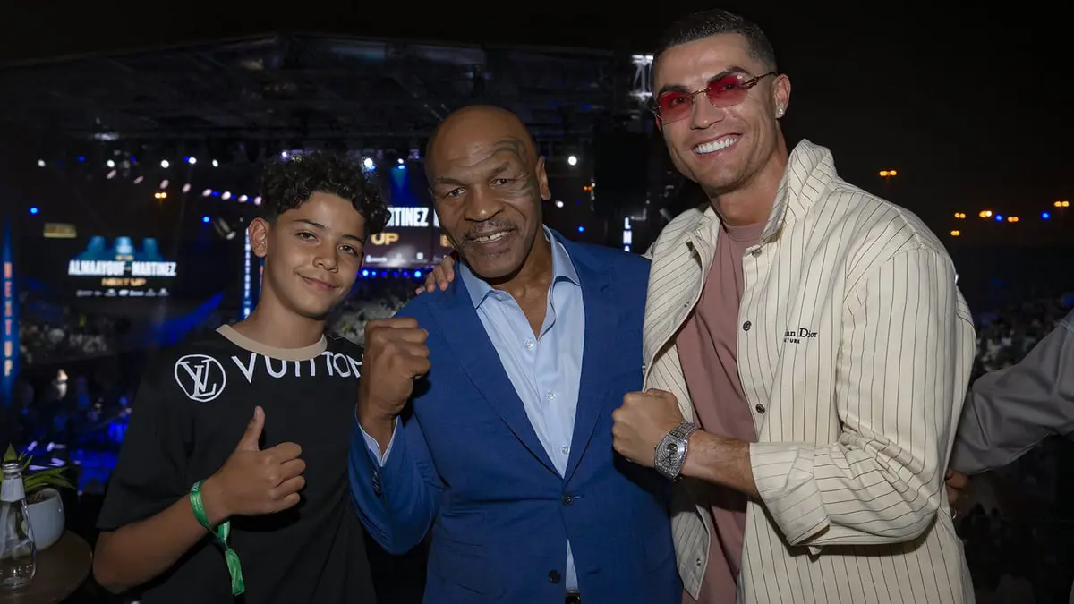 كريستيانو رونالدو يعلم نجله الملاكمة خلال مشاهدة نزال الحقيقة بالدرعية (فيديو)