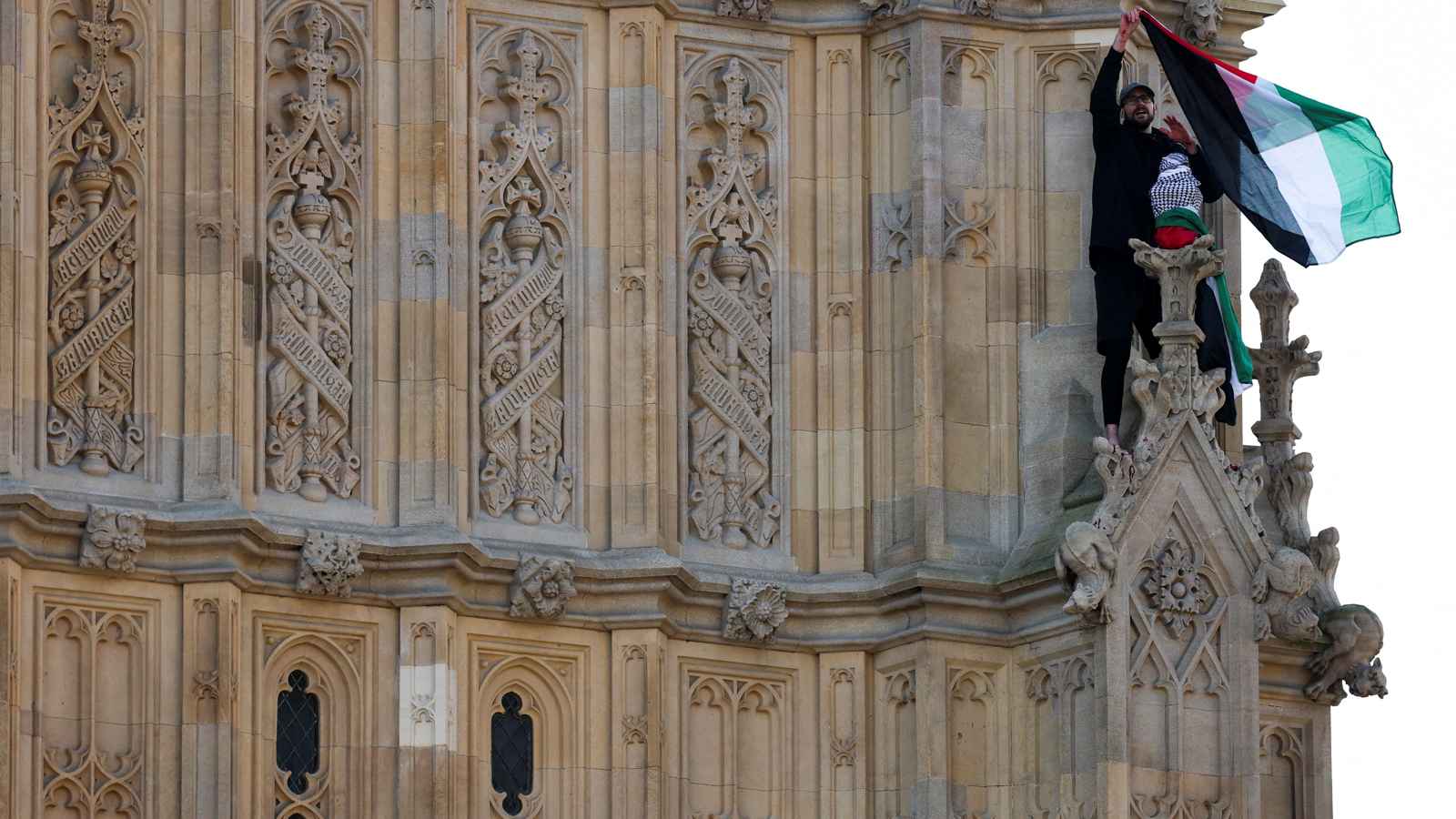 رجل يتسلق برج "بيغ بن" رافعًا علم فلسطين (فيديو)