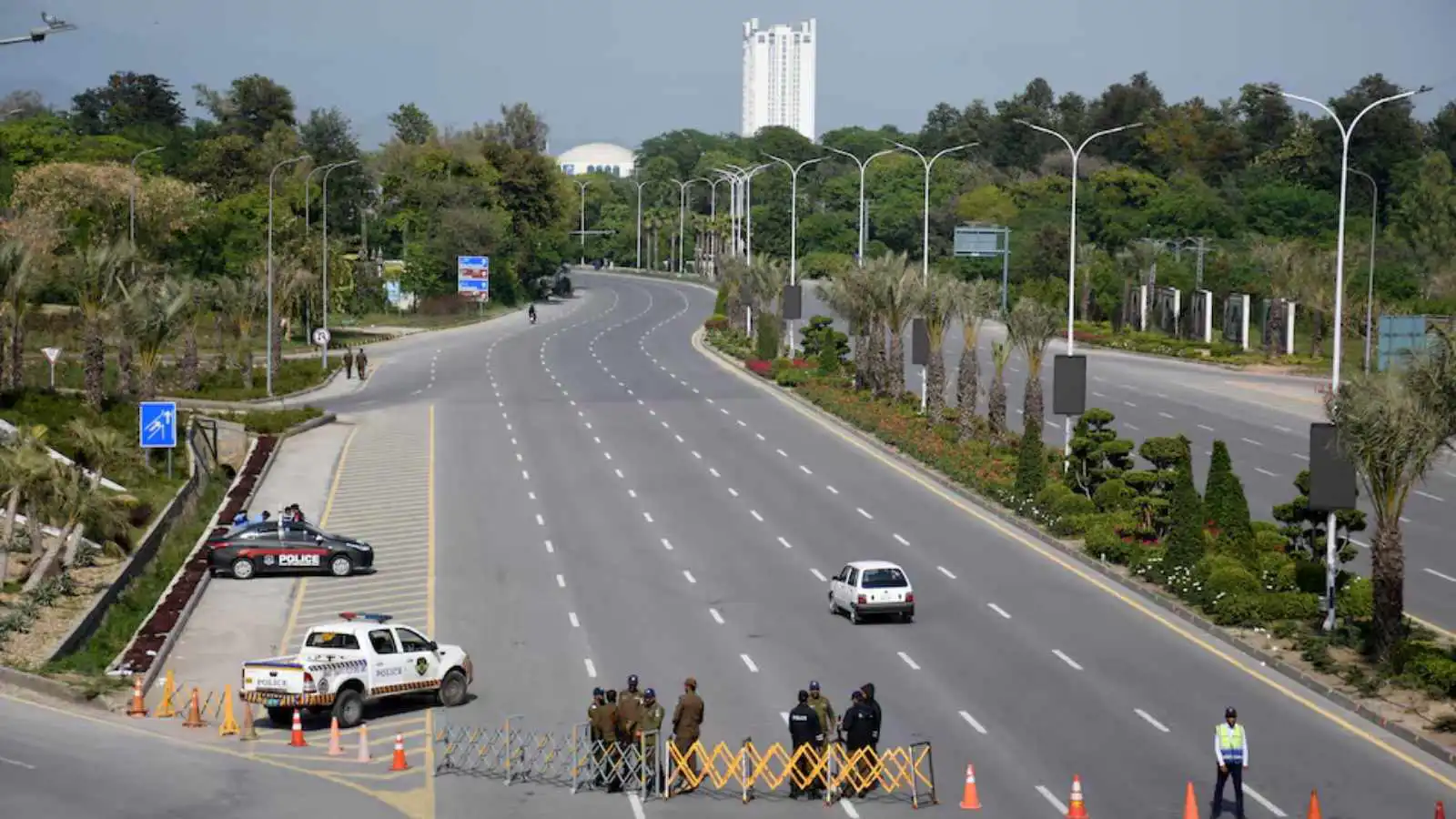 الأمن الباكستاني على الطريق المؤدية إلى فندق سيرينا