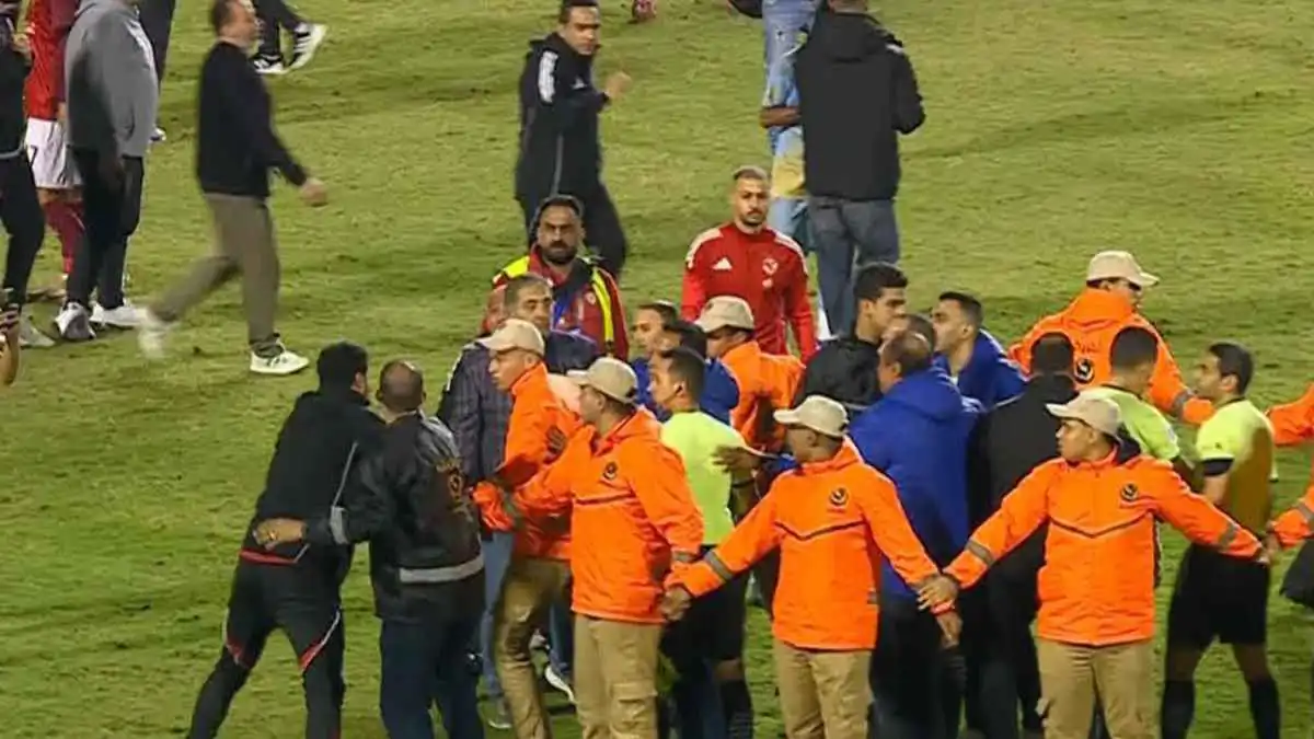 "لن ترى هذا الوجه مجدداً".. ماذا جرى بين سيد عبد الحفيظ والحكم محمود وفا؟