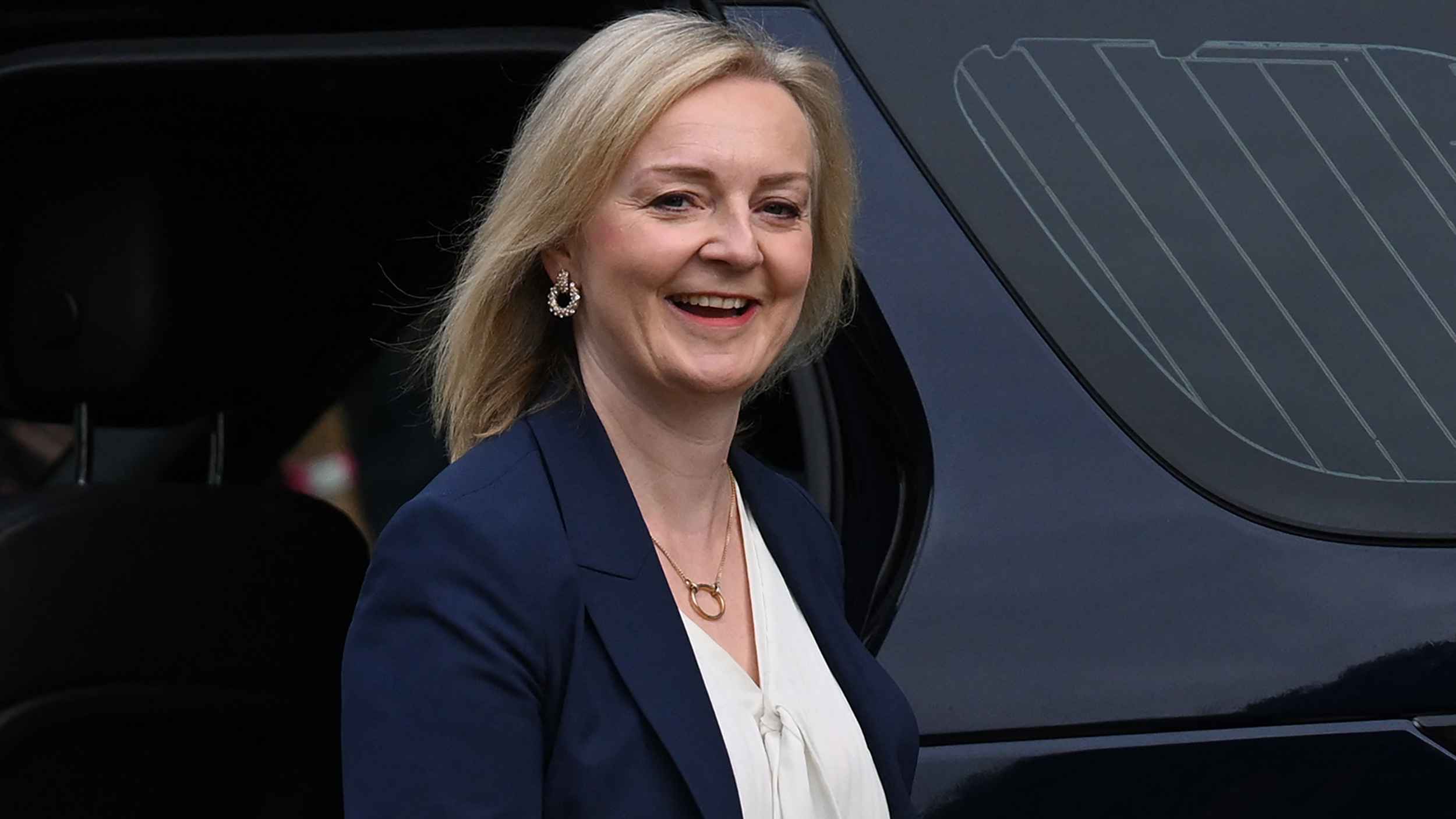 ليز تراس تغادر المسرح غاضبة بسبب "خسة شريرة" (فيديو)